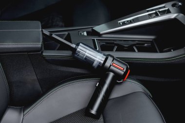 El bilgisayarı, elektrikli süpürge, bir araba içinde dinleniyor.