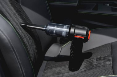 El bilgisayarı, elektrikli süpürge, bir araba içinde dinleniyor.