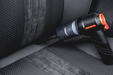 El bilgisayarı, elektrikli süpürge, bir araba içinde dinleniyor.