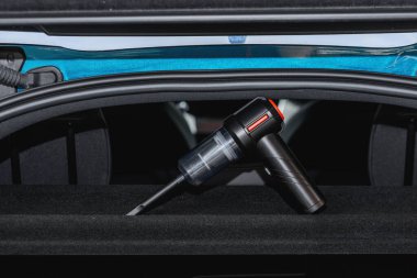 El bilgisayarı, elektrikli süpürge, bir araba içinde dinleniyor.