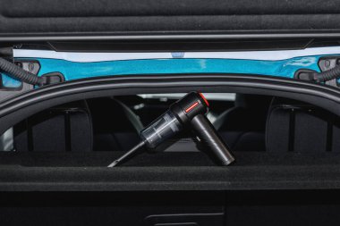 El bilgisayarı, elektrikli süpürge, bir araba içinde dinleniyor.