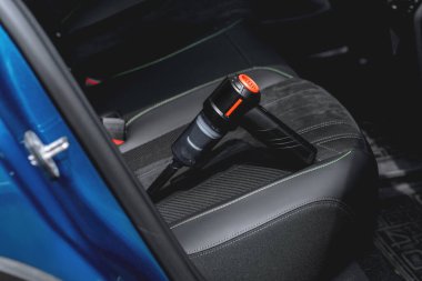 El bilgisayarı, elektrikli süpürge, bir araba içinde dinleniyor.