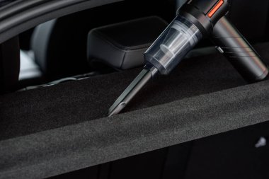 El bilgisayarı, elektrikli süpürge, bir araba içinde dinleniyor.