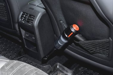 El bilgisayarı, elektrikli süpürge, bir araba içinde dinleniyor.