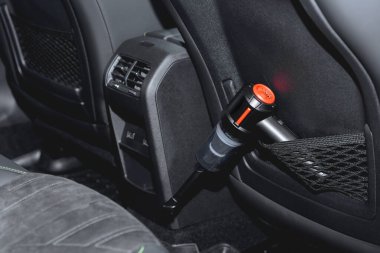 El bilgisayarı, elektrikli süpürge, bir araba içinde dinleniyor.