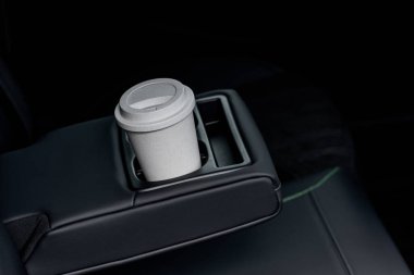 Kahve fincanı tutacağında.