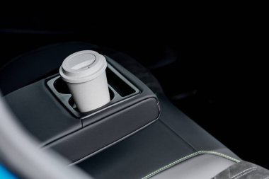 Kahve fincanı tutacağında.