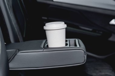 Kahve fincanı tutacağında.