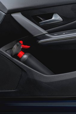  Araba kapısında sprey boya şişesi.