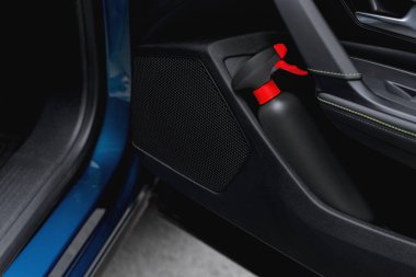  Araba kapısında sprey boya şişesi.