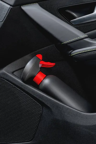  Araba kapısında sprey boya şişesi.