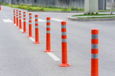 Şehir caddesinde parlak turuncu trafik sıkışıklığı