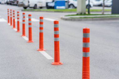 Şehir caddesinde parlak turuncu trafik sıkışıklığı