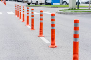 Şehir caddesinde parlak turuncu trafik sıkışıklığı
