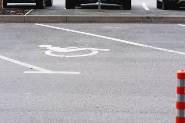 Tekerlekli Sandalye Sembollü Engelli Otoparkı