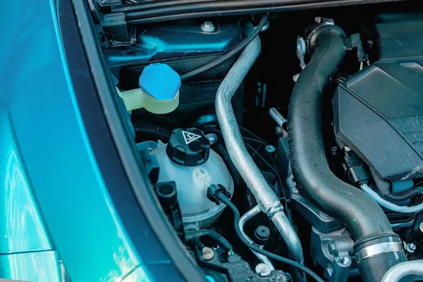 Arabanın kaputunun altında cam sileceği sıvı deposu var.