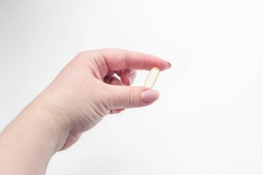 Bir kadının elinde Omega 3 kapsülü