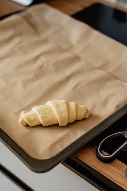 Evde kruvasan pişirme süreci, donmuş kruvasanlar.