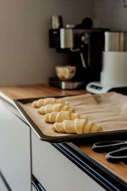 Evde kruvasan pişirme süreci, donmuş kruvasanlar.