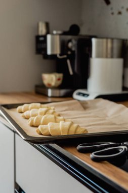 Evde kruvasan pişirme süreci, donmuş kruvasanlar.