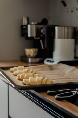 Evde kruvasan pişirme süreci, donmuş kruvasanlar.