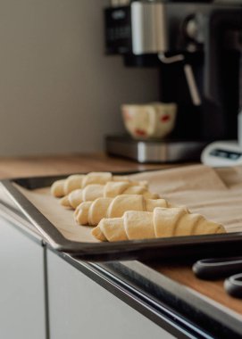 Evde kruvasan pişirme süreci, donmuş kruvasanlar.