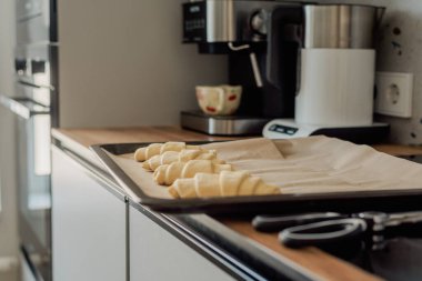 Evde kruvasan pişirme süreci, donmuş kruvasanlar.