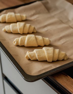 Evde kruvasan pişirme süreci, donmuş kruvasanlar.