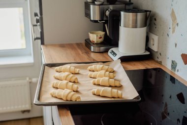 Evde kruvasan pişirme süreci, donmuş kruvasanlar.