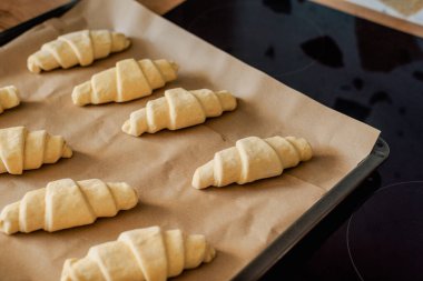 Evde kruvasan pişirme süreci, donmuş kruvasanlar.