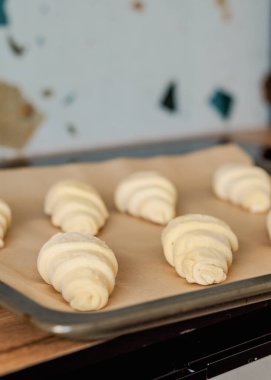 Evde kruvasan pişirme süreci, donmuş kruvasanlar.