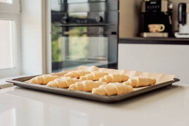 Evde kruvasan pişirme süreci, donmuş kruvasanlar.