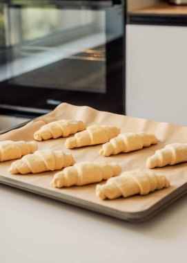 Evde kruvasan pişirme süreci, donmuş kruvasanlar.