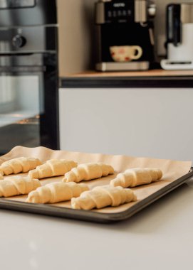 Evde kruvasan pişirme süreci, donmuş kruvasanlar.