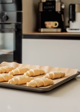 Evde kruvasan pişirme süreci, donmuş kruvasanlar.