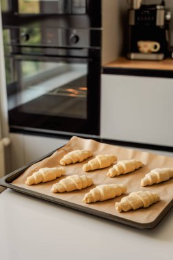 Evde kruvasan pişirme süreci, donmuş kruvasanlar.