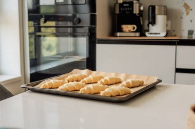 Evde kruvasan pişirme süreci, donmuş kruvasanlar.