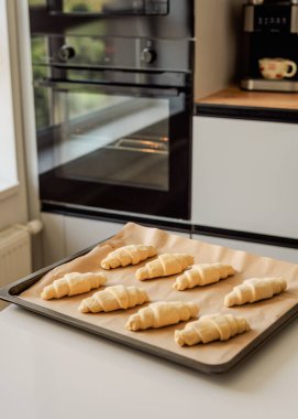 Evde kruvasan pişirme süreci.