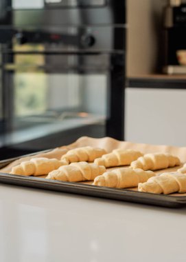 Evde kruvasan pişirme süreci, donmuş kruvasanlar.