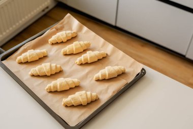 Evde kruvasan pişirme süreci, donmuş kruvasanlar.