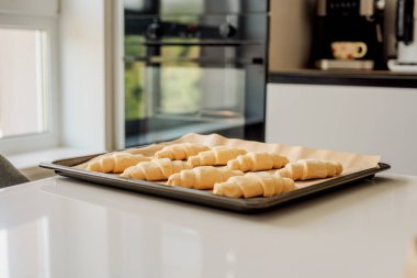 Evde kruvasan pişirme süreci, donmuş kruvasanlar.