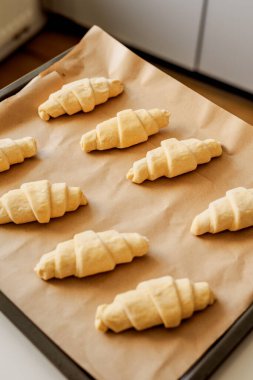 Evde kruvasan pişirme süreci, donmuş kruvasanlar.