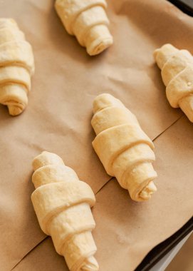 Evde kruvasan pişirme süreci, donmuş kruvasanlar.