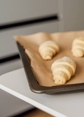 Evde kruvasan pişirme süreci, donmuş kruvasanlar.