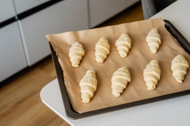 Evde kruvasan pişirme süreci.