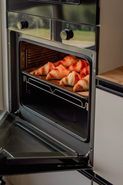 Evde kruvasan pişirme, ocakta kruvasan pişirme.