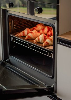 Evde kruvasan pişirme, ocakta kruvasan pişirme.