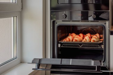 Evde kruvasan pişirme, ocakta kruvasan pişirme.