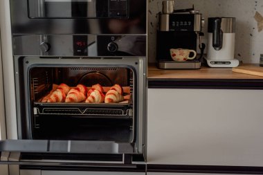 Evde kruvasan pişirme, ocakta kruvasan pişirme.