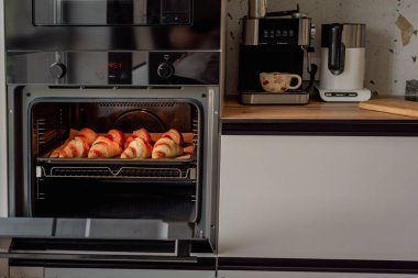 Evde kruvasan pişirme, ocakta kruvasan pişirme.